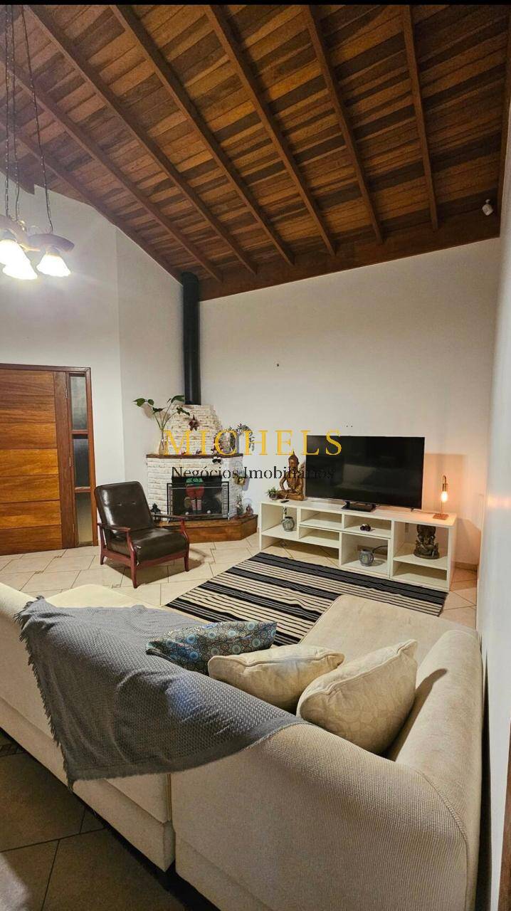 Chácara, 6 quartos, 1350 m² - Foto 1